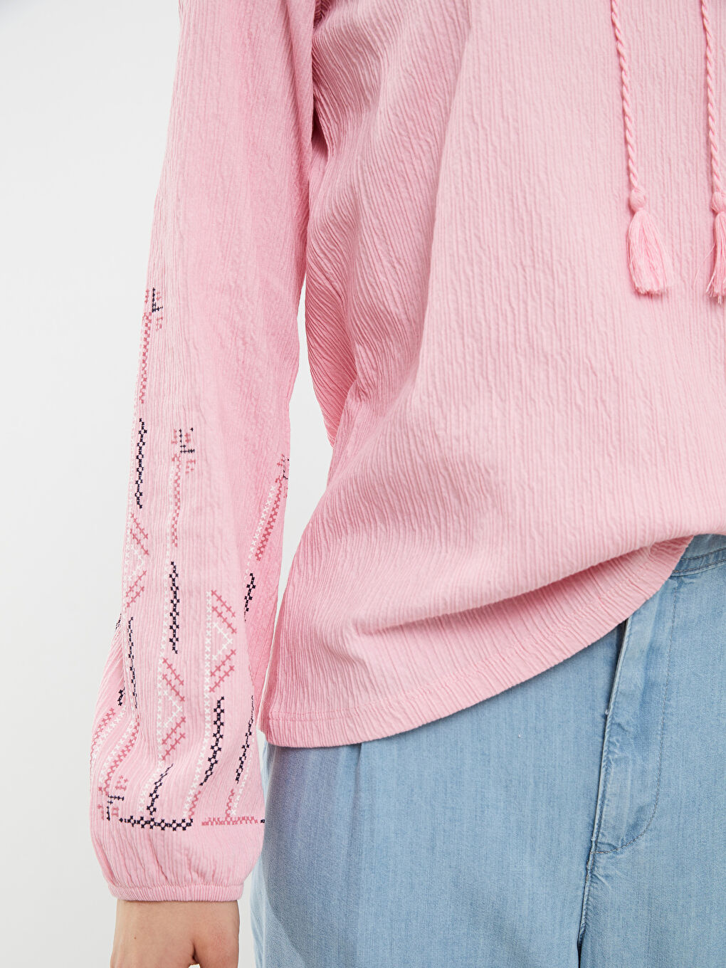 Blouse pour Femmes à Manches Longues avec Col Lavallière Brodé-3