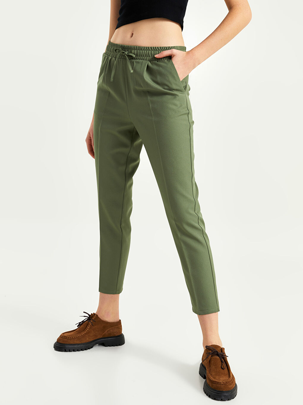 Yeşil Beli Lastikli Düz Cep Detaylı Kadın Pantolon-3