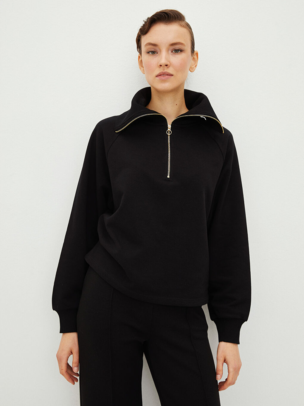 Siyah Dik Yaka Düz Uzun Kollu Kadın Sweatshirt