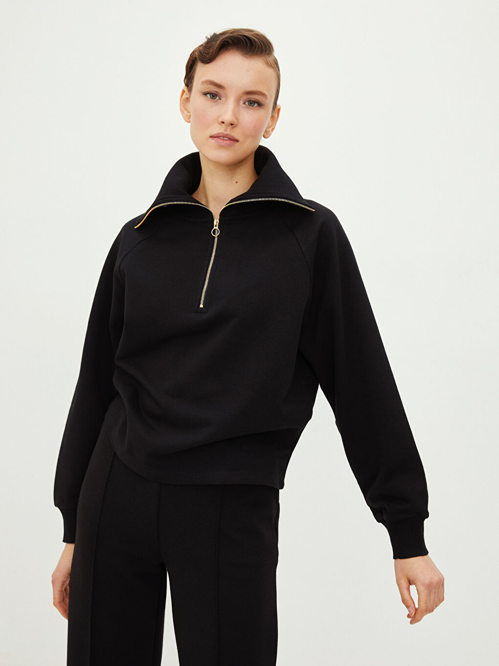 Siyah Dik Yaka Düz Uzun Kollu Kadın Sweatshirt-1