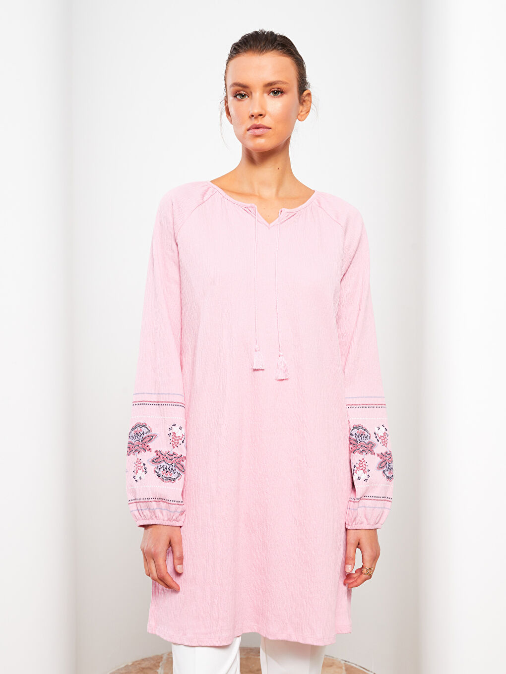 Pembe Bağlamalı Yaka Nakışlı Uzun Kollu Kadın Tunik-1