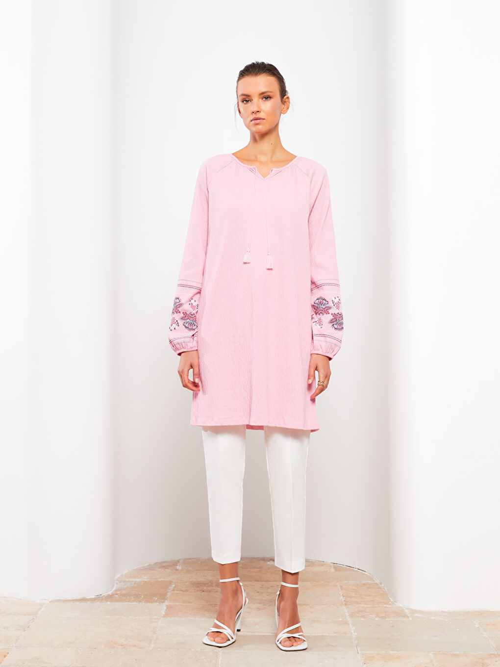 Pembe Bağlamalı Yaka Nakışlı Uzun Kollu Kadın Tunik-2