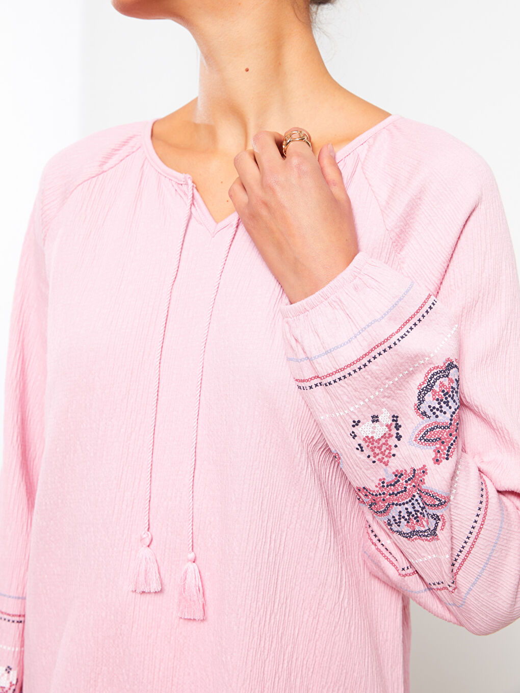 Pembe Bağlamalı Yaka Nakışlı Uzun Kollu Kadın Tunik-3