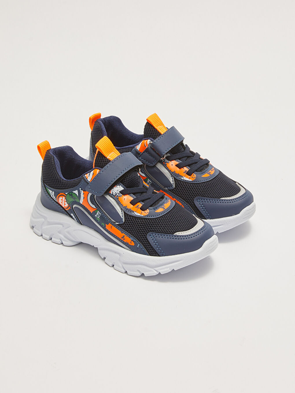 أحذية رياضية أولاد مطبوعة بأربطة وجزمة بشريط لاصق