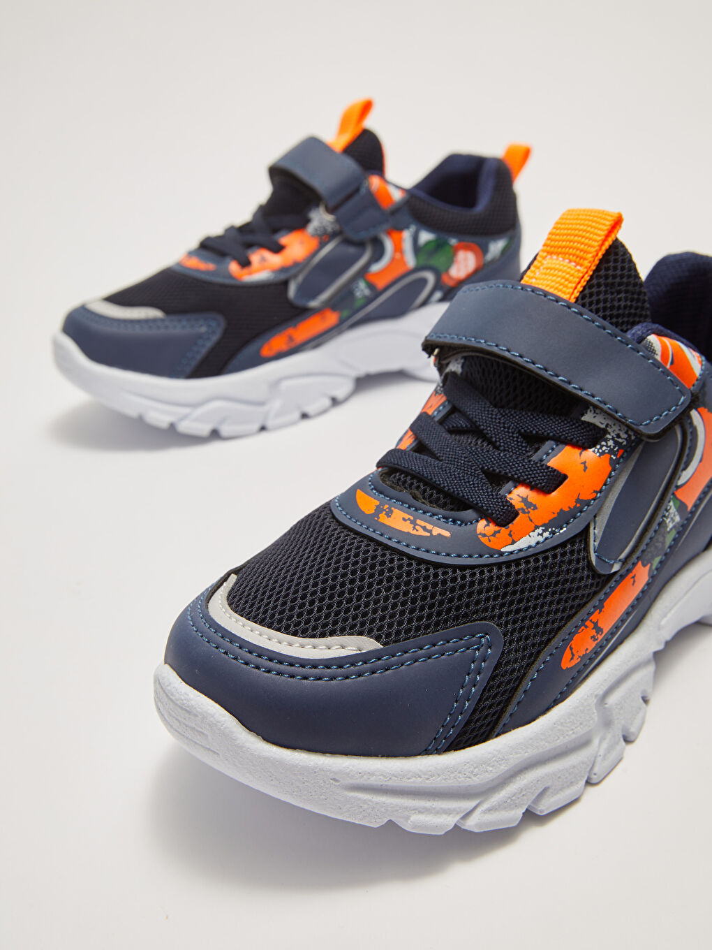 أحذية رياضية أولاد مطبوعة بأربطة وجزمة بشريط لاصق-2