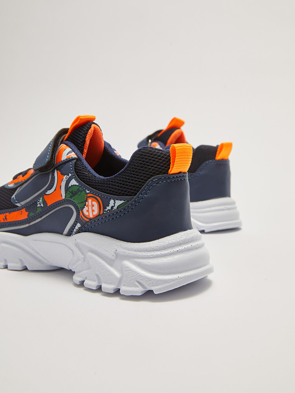 أحذية رياضية أولاد مطبوعة بأربطة وجزمة بشريط لاصق-4