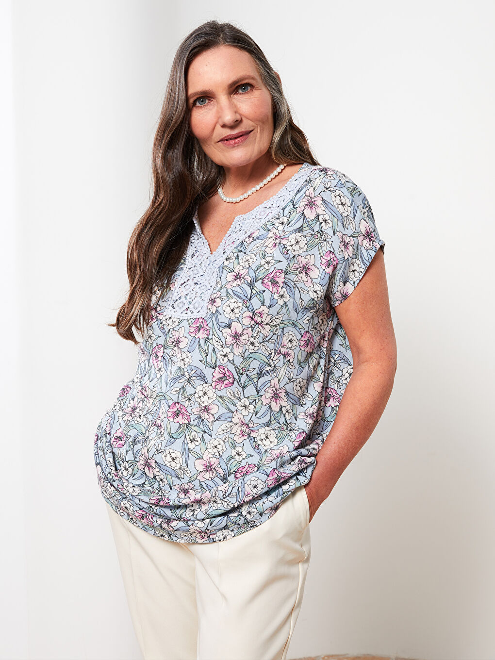 әйелдерге арналған ойық жағалы гүлді өрнек қысқа жең қатпарлы мата блузка-2