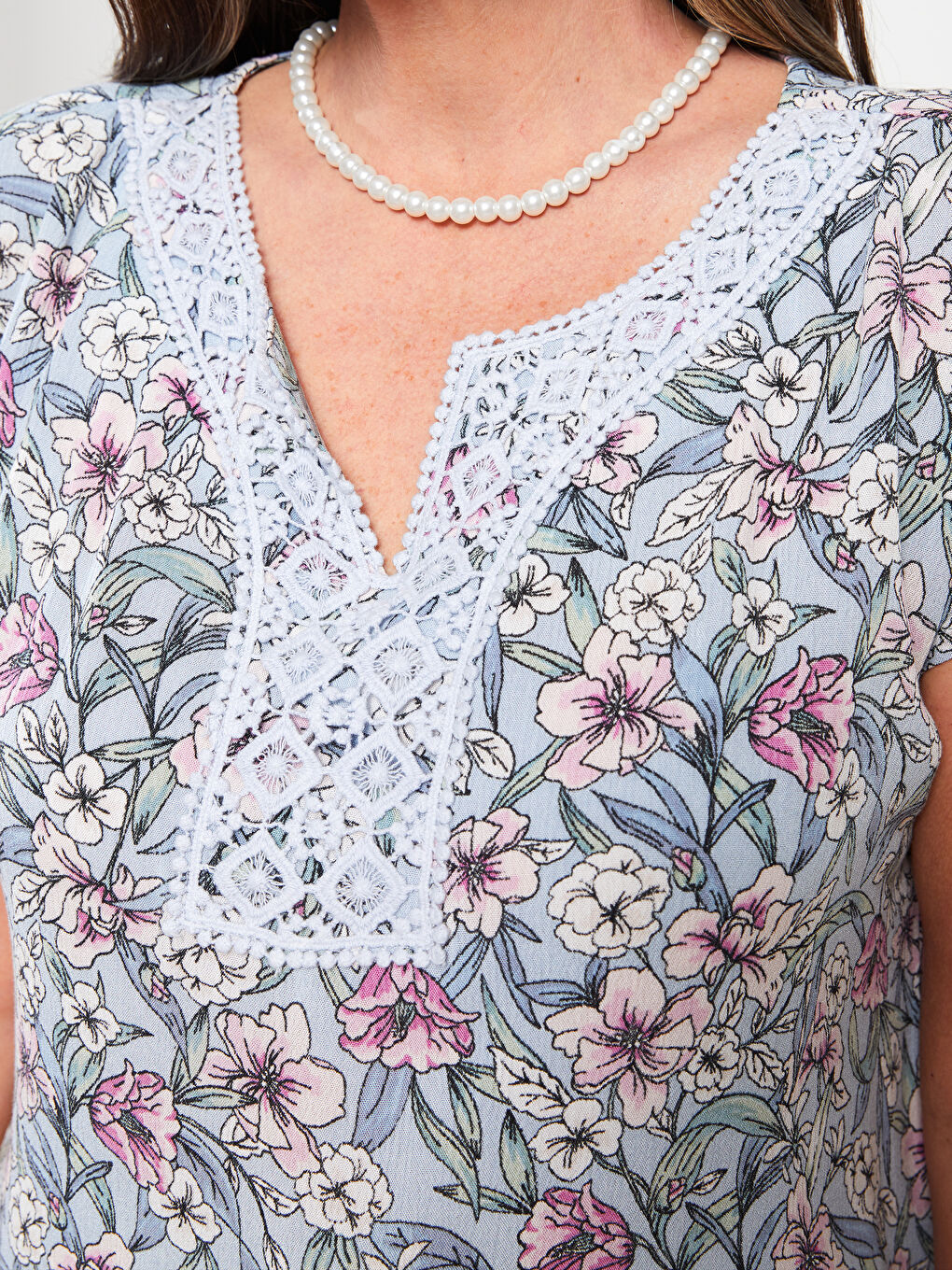 әйелдерге арналған ойық жағалы гүлді өрнек қысқа жең қатпарлы мата блузка-3