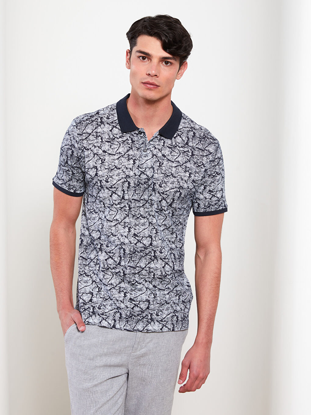 تي شيرت بياقة بولو كم قصير منقوش بيكيه للرجال-1