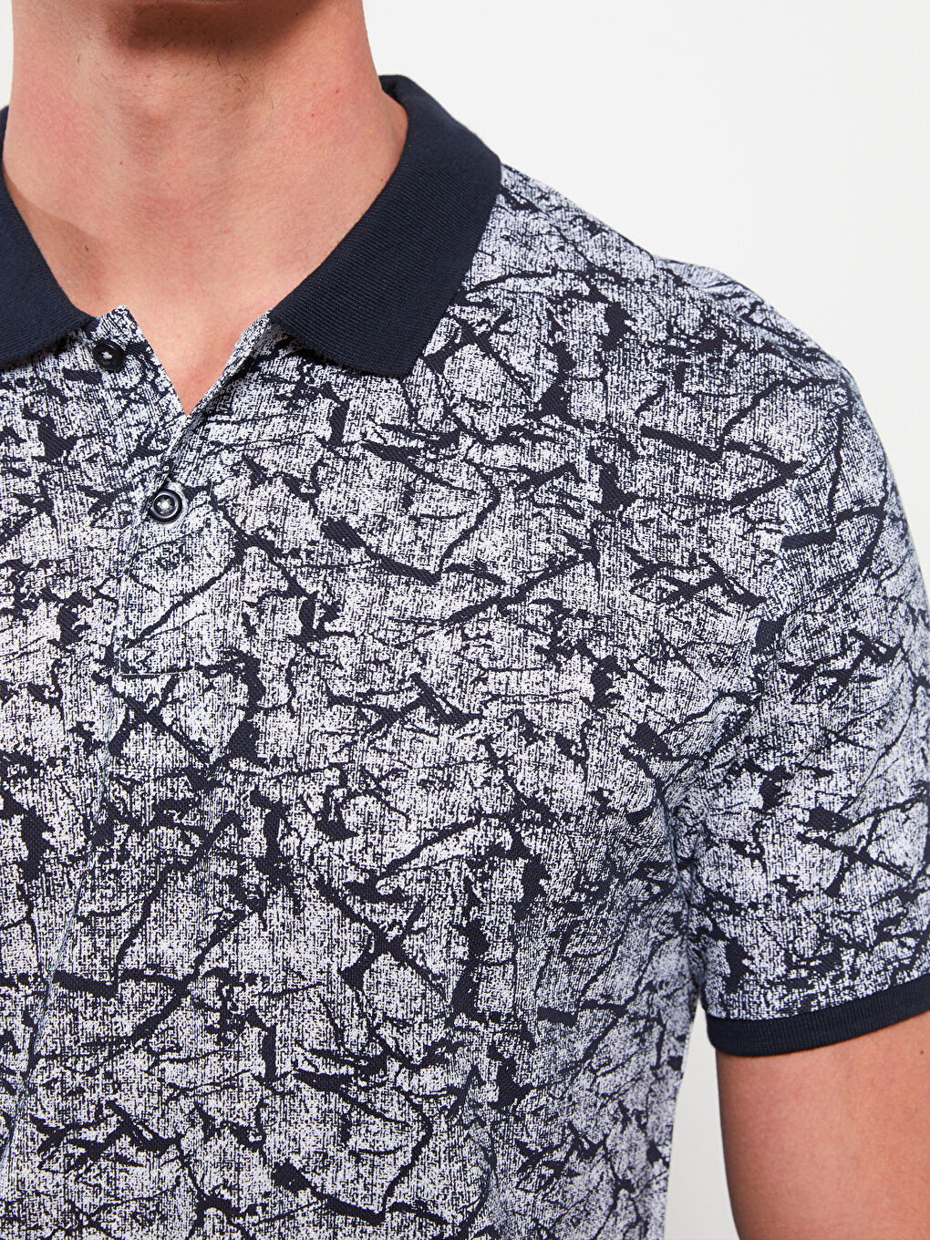 تي شيرت بياقة بولو كم قصير منقوش بيكيه للرجال-3