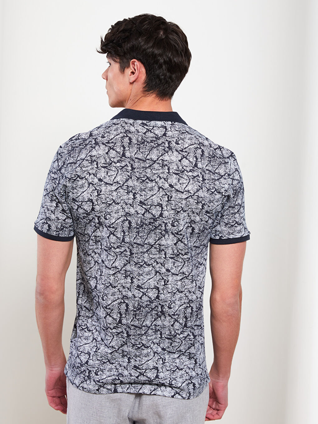 تي شيرت بياقة بولو كم قصير منقوش بيكيه للرجال-4