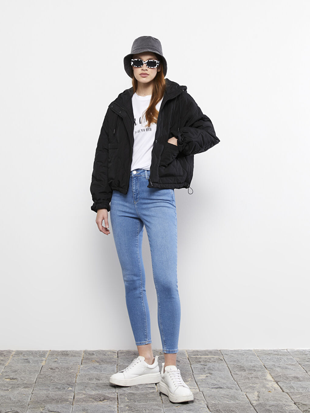 Siyah Kapüşonlu Kapitone Kadın Şişme Mont-1