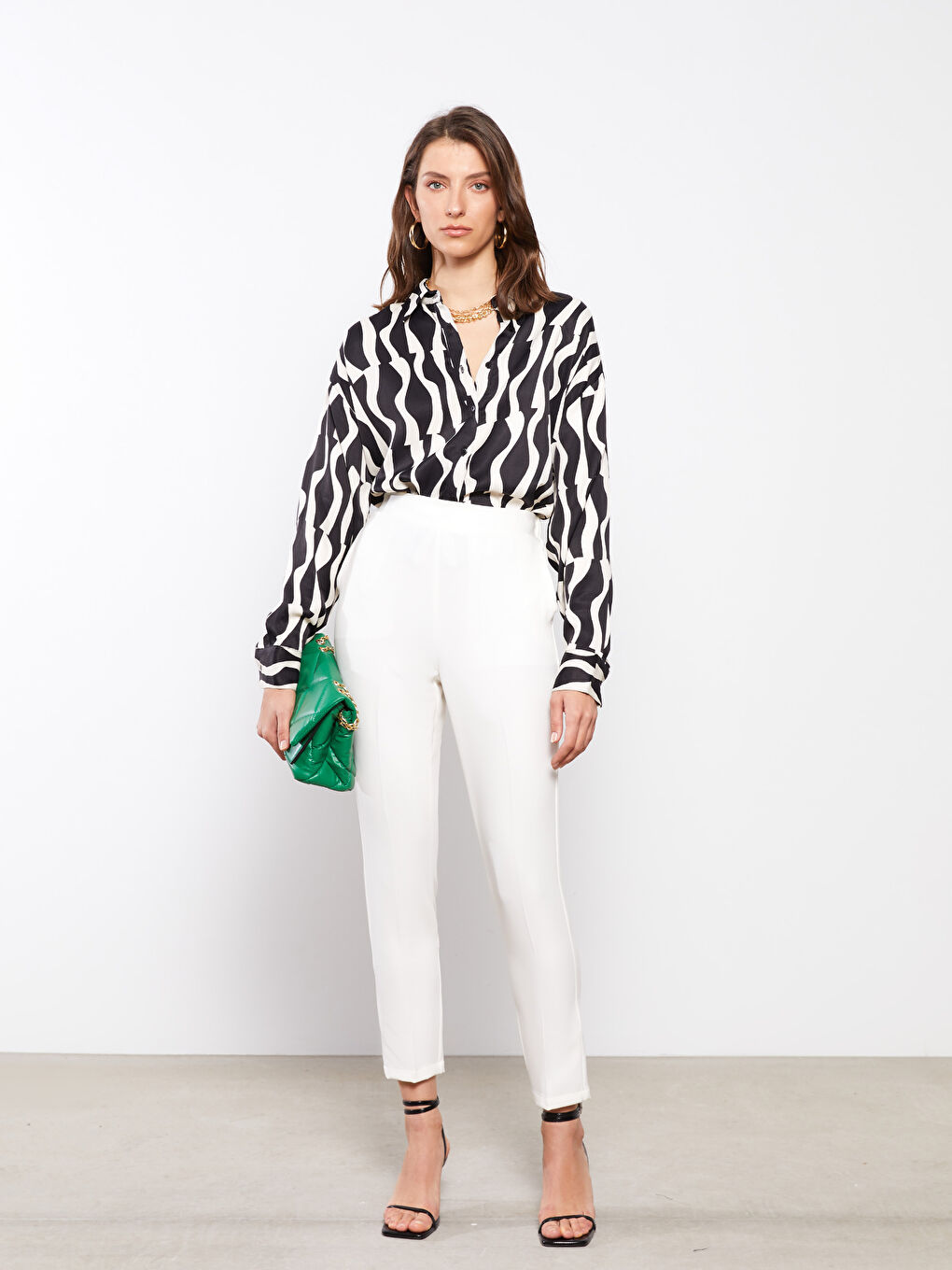 LCWAIKIKI Classic Elastic Waist Standard Fit Pocket Detailed Women's Trousers -S2G368Z8-FEW