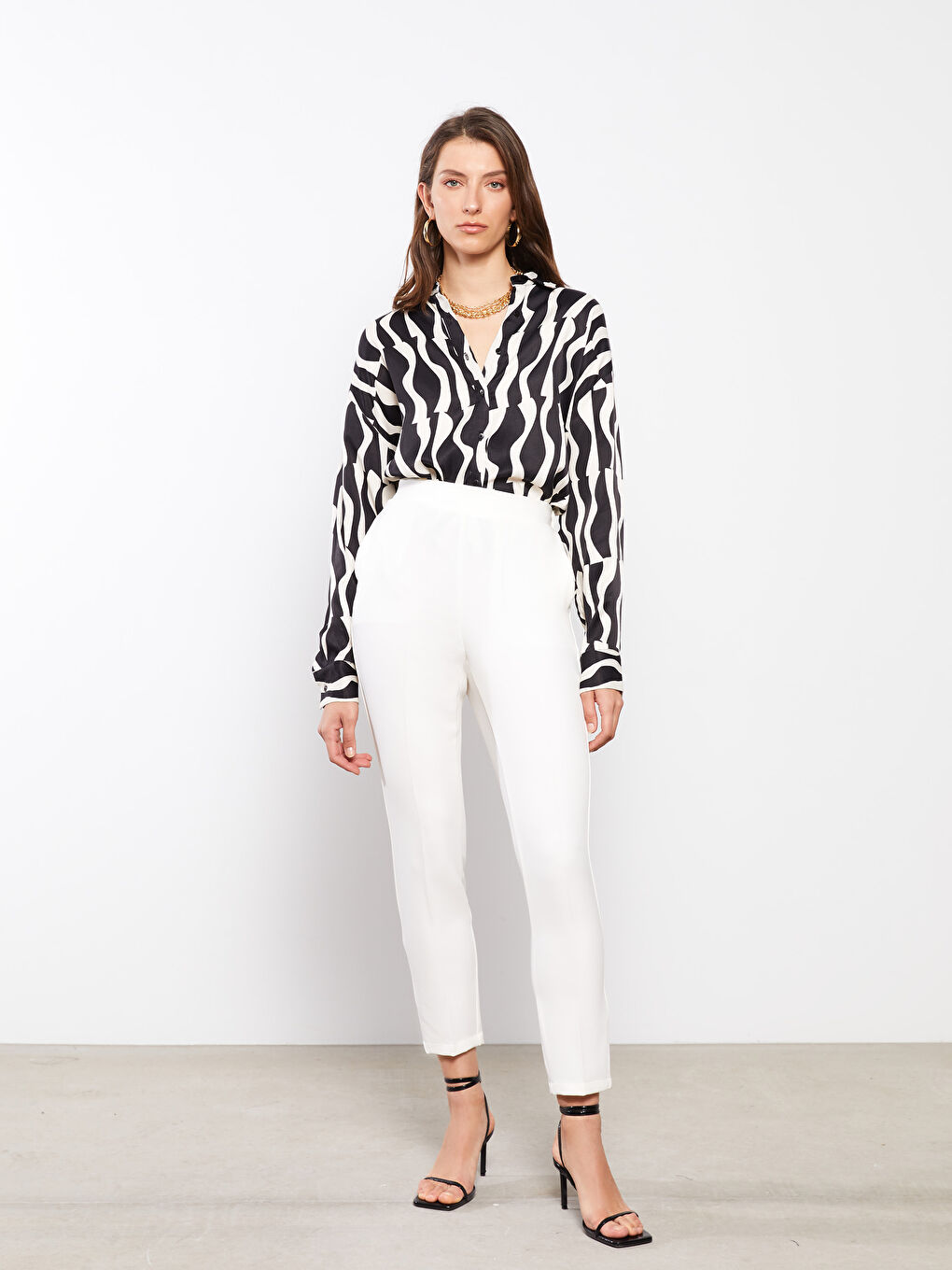 LCWAIKIKI Classic Elastic Waist Standard Fit Pocket Detailed Women's Trousers -S2G368Z8-FEW
