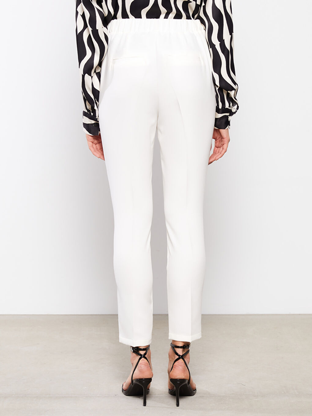 LCWAIKIKI Classic Elastic Waist Standard Fit Pocket Detailed Women's Trousers -S2G368Z8-FEW