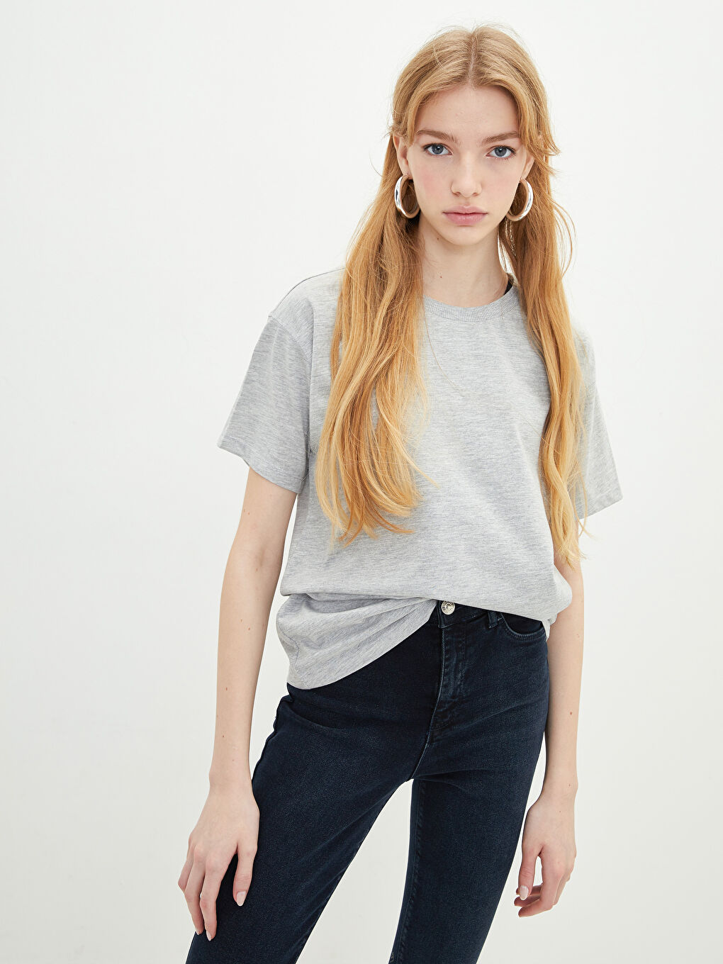 Gri Bisiklet Yaka Düz Kısa Kollu Pamuklu Kadın Tişört-1