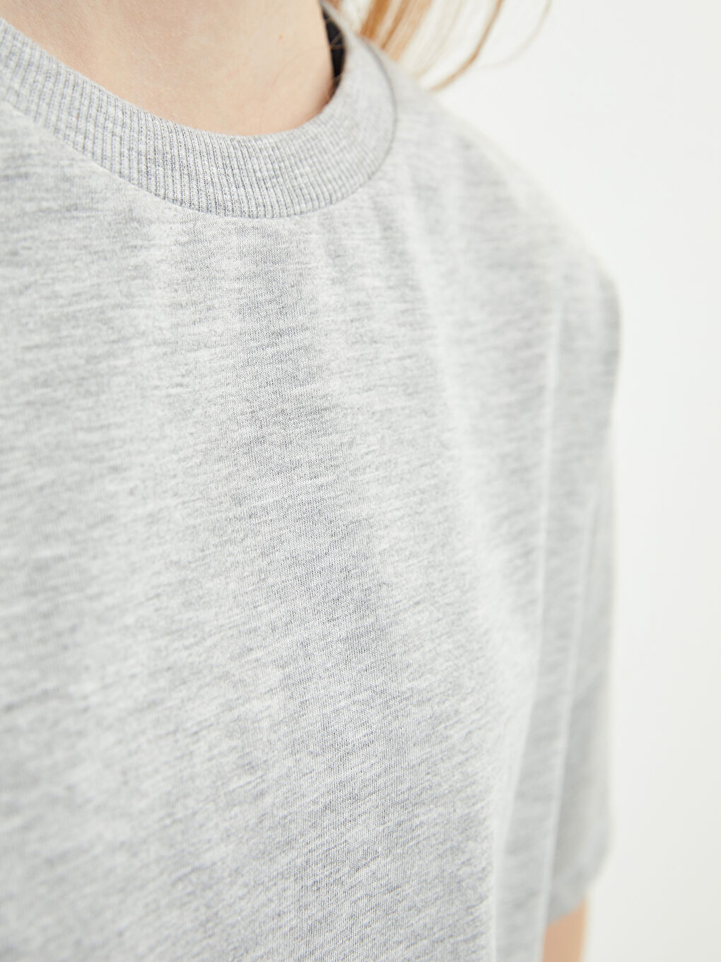 Gri Bisiklet Yaka Düz Kısa Kollu Pamuklu Kadın Tişört-4