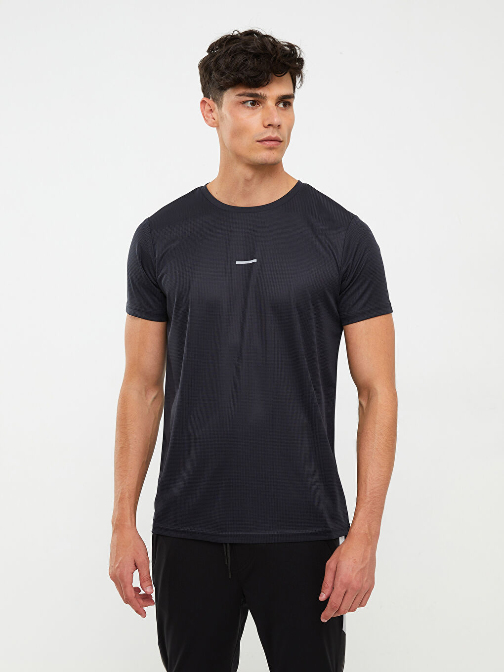 تيشيرت رياضي كم قصير بياقة دائرية للرجال