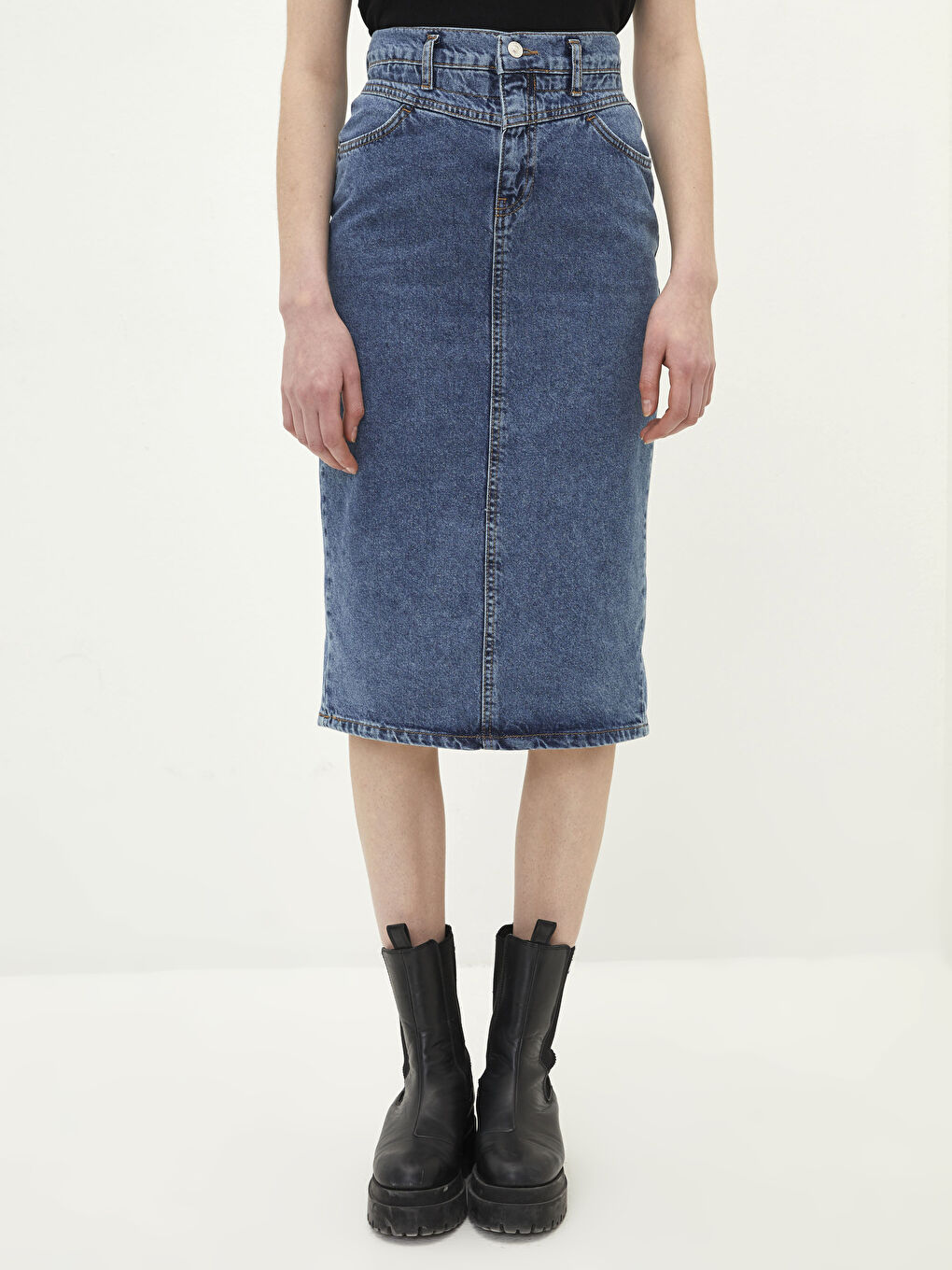 تنورة جينز وسط عالي بقصة رفيعة وتفاصيل جيوب روديو للسيدات-1