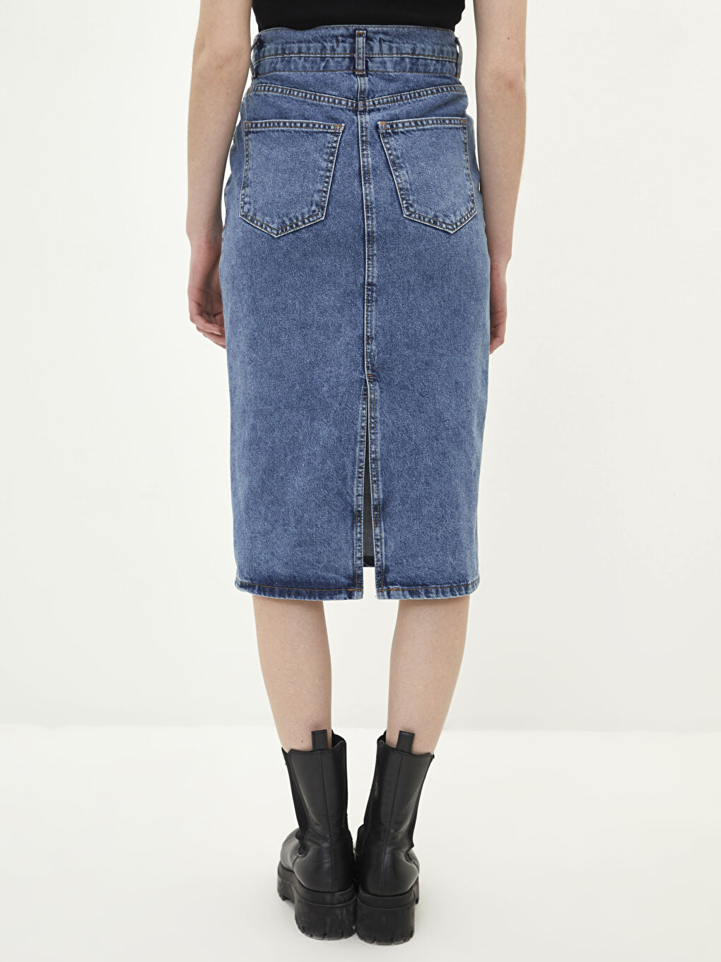 تنورة جينز وسط عالي بقصة رفيعة وتفاصيل جيوب روديو للسيدات-3