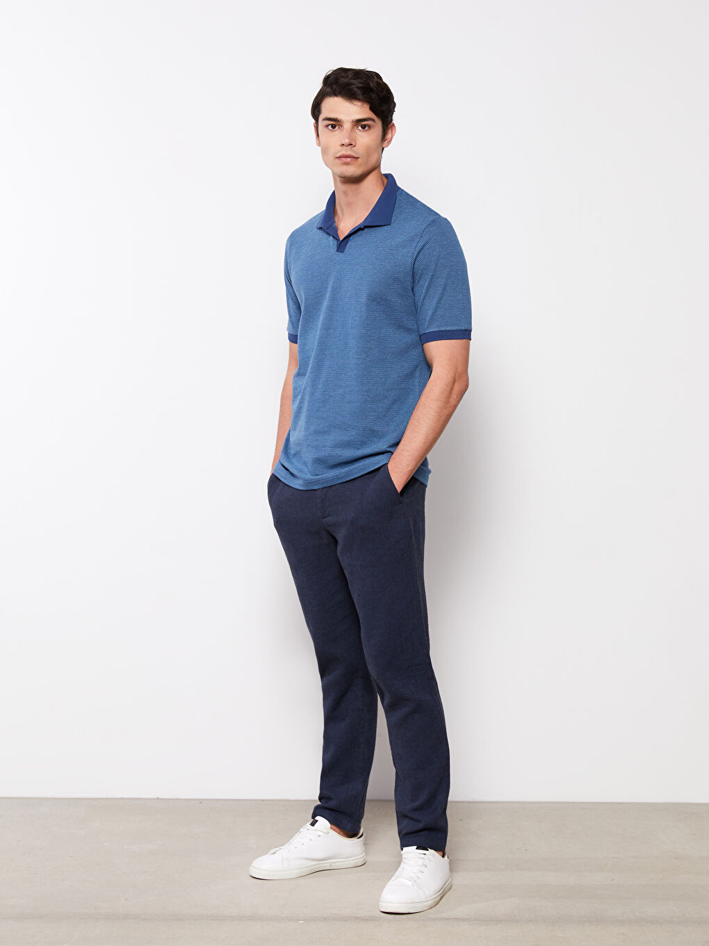 تي شيرت رجالي بياقة بولو وكم قصير من قماش جيرسي