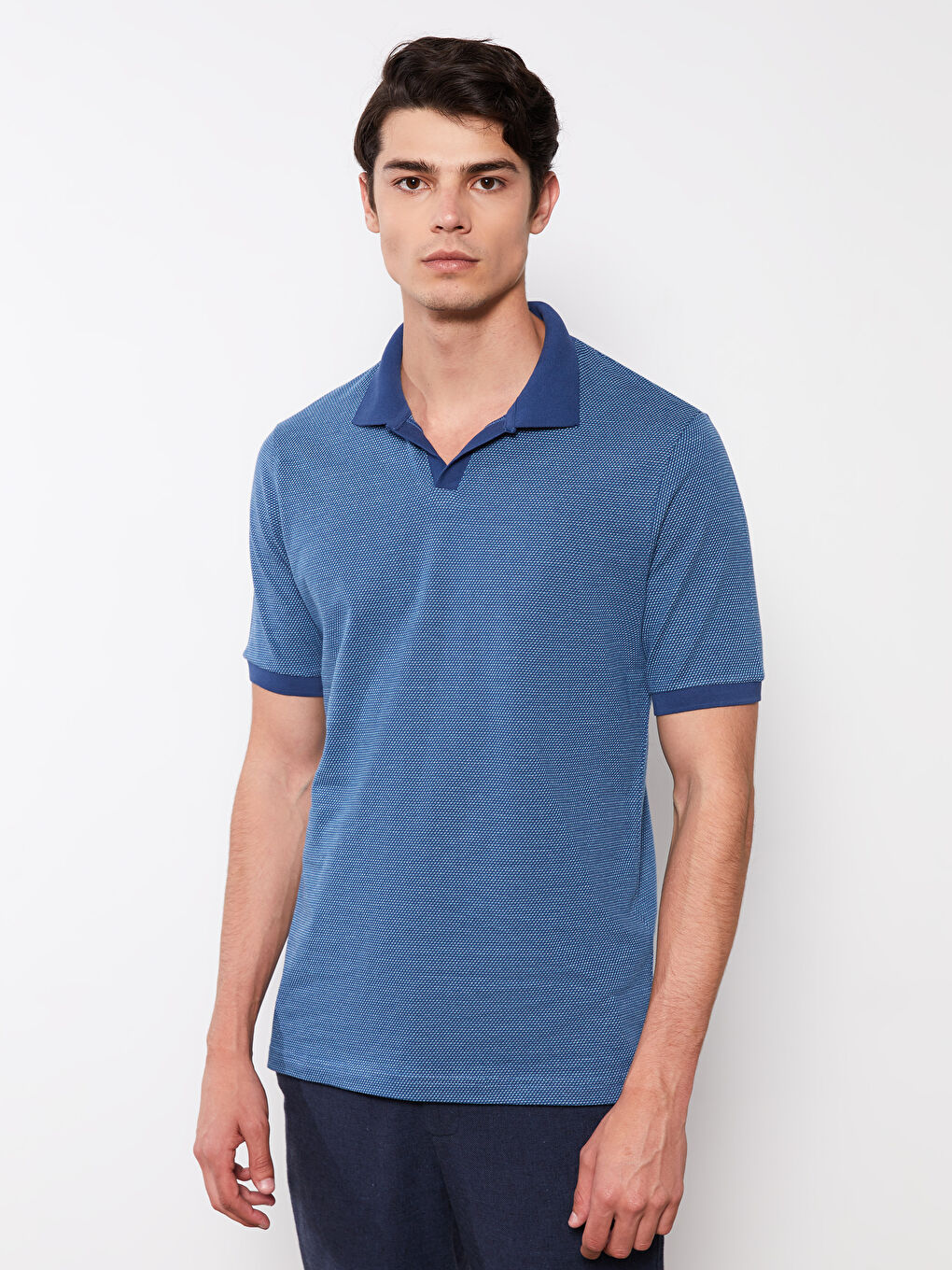 تي شيرت رجالي بياقة بولو وكم قصير من قماش جيرسي-1