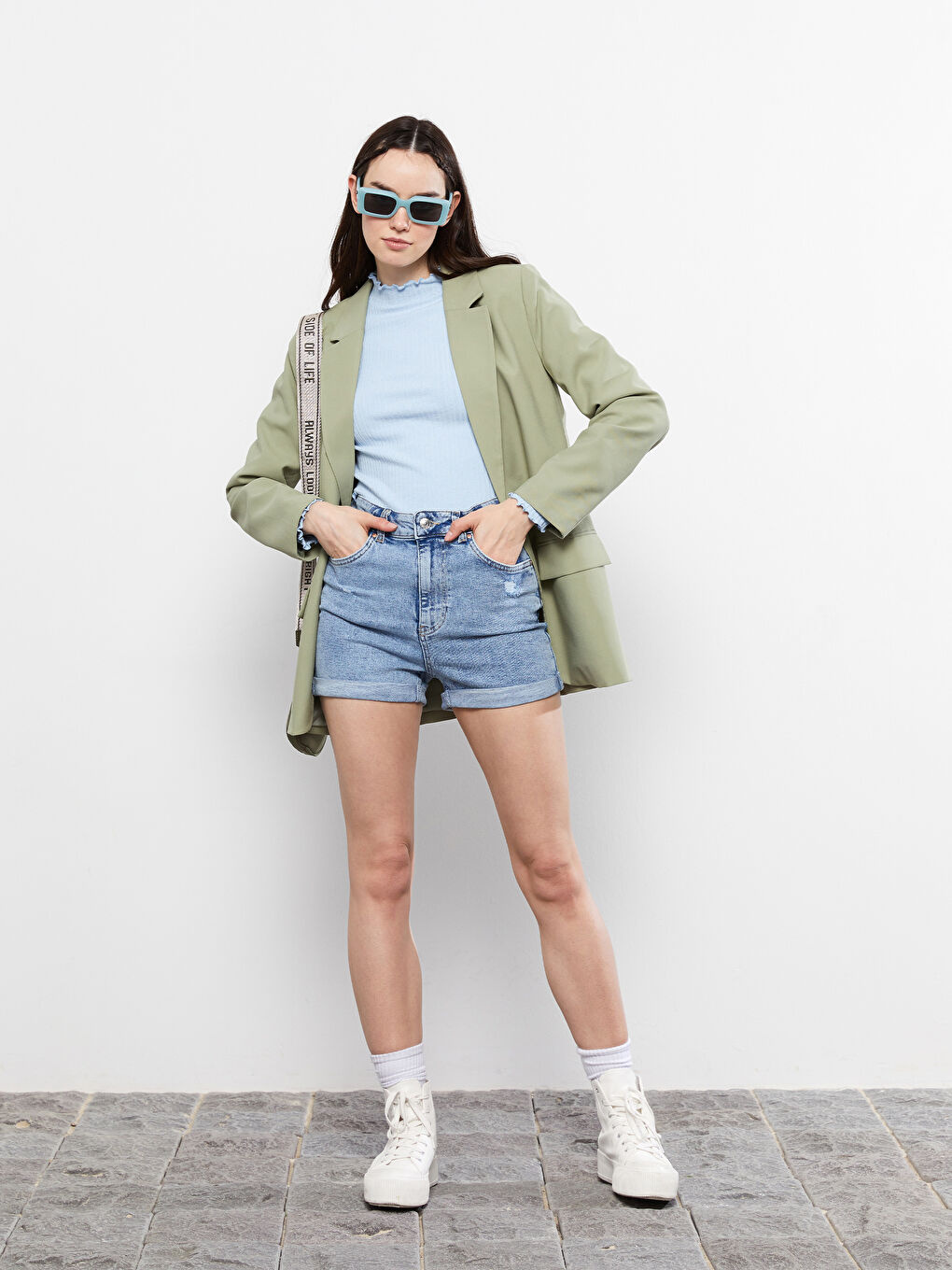 Mavi Standart Fit Düz Cep Detaylı Kadın Jean Şort