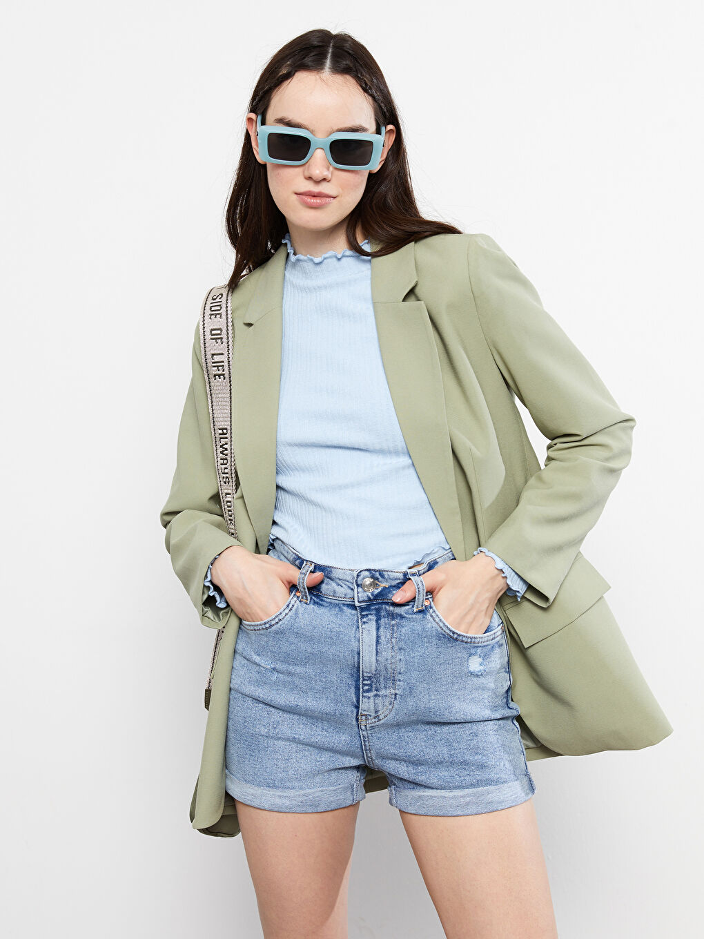 Mavi Standart Fit Düz Cep Detaylı Kadın Jean Şort-2