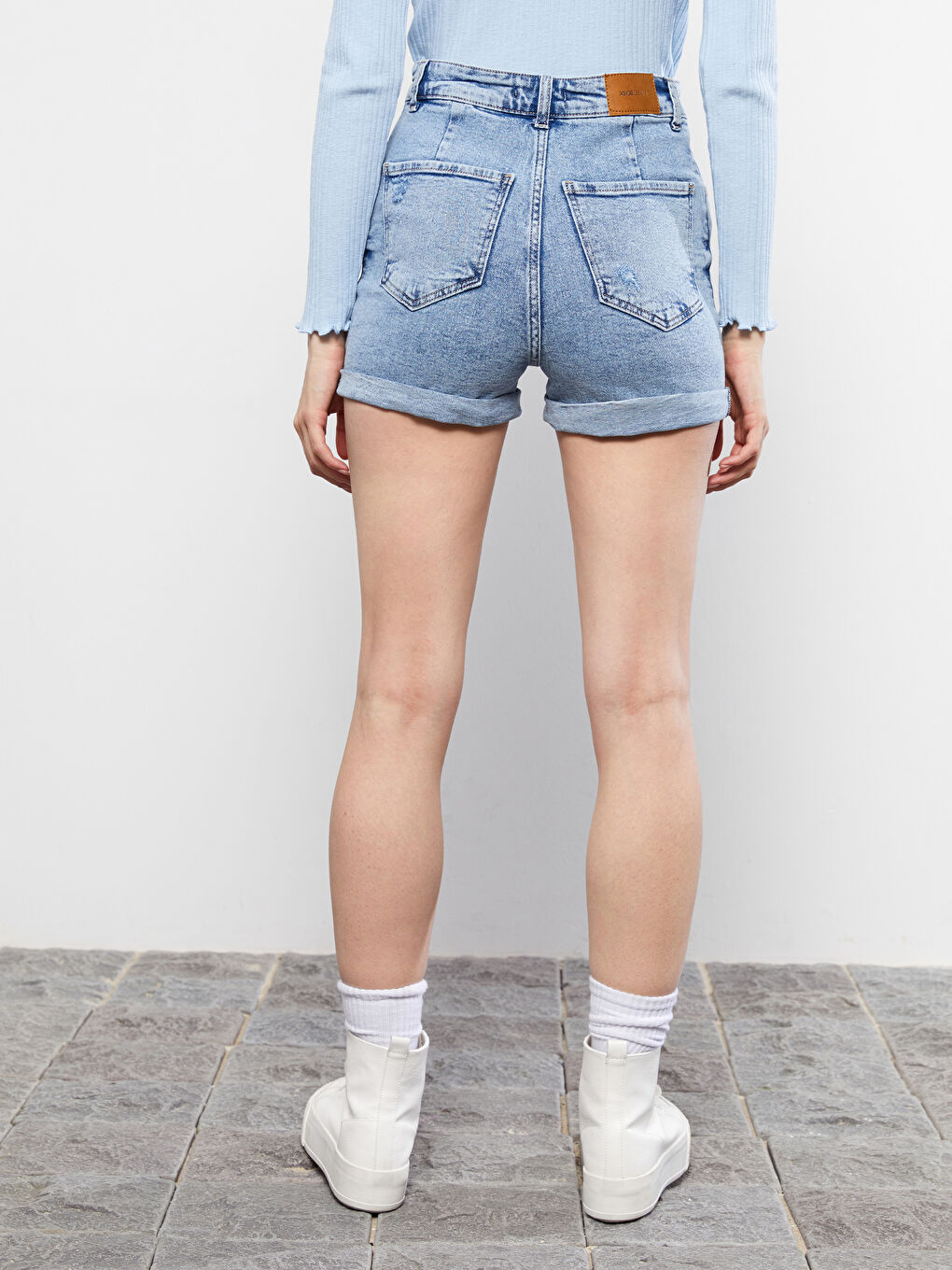 Mavi Standart Fit Düz Cep Detaylı Kadın Jean Şort-4