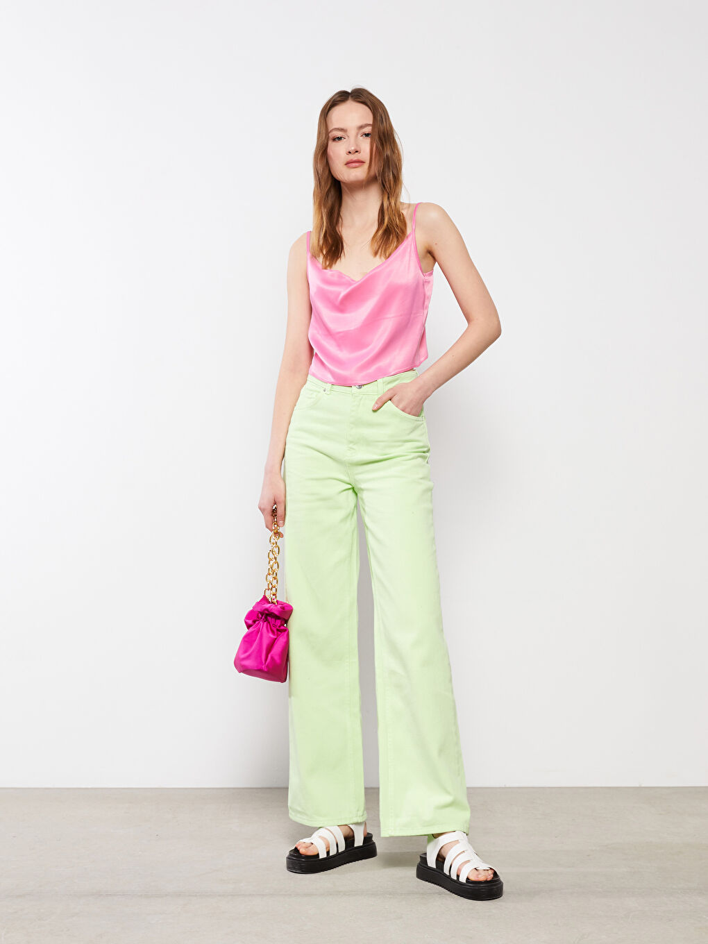 Yeşil Standart Fit Düz Cep Detaylı Geniş Paça Kadın Jean Pantolon