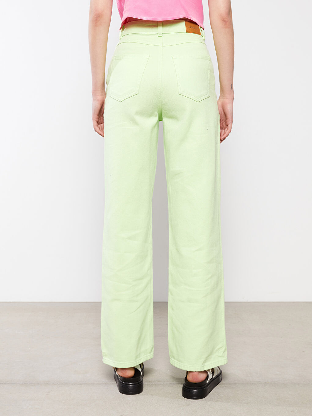 Yeşil Standart Fit Düz Cep Detaylı Geniş Paça Kadın Jean Pantolon-4