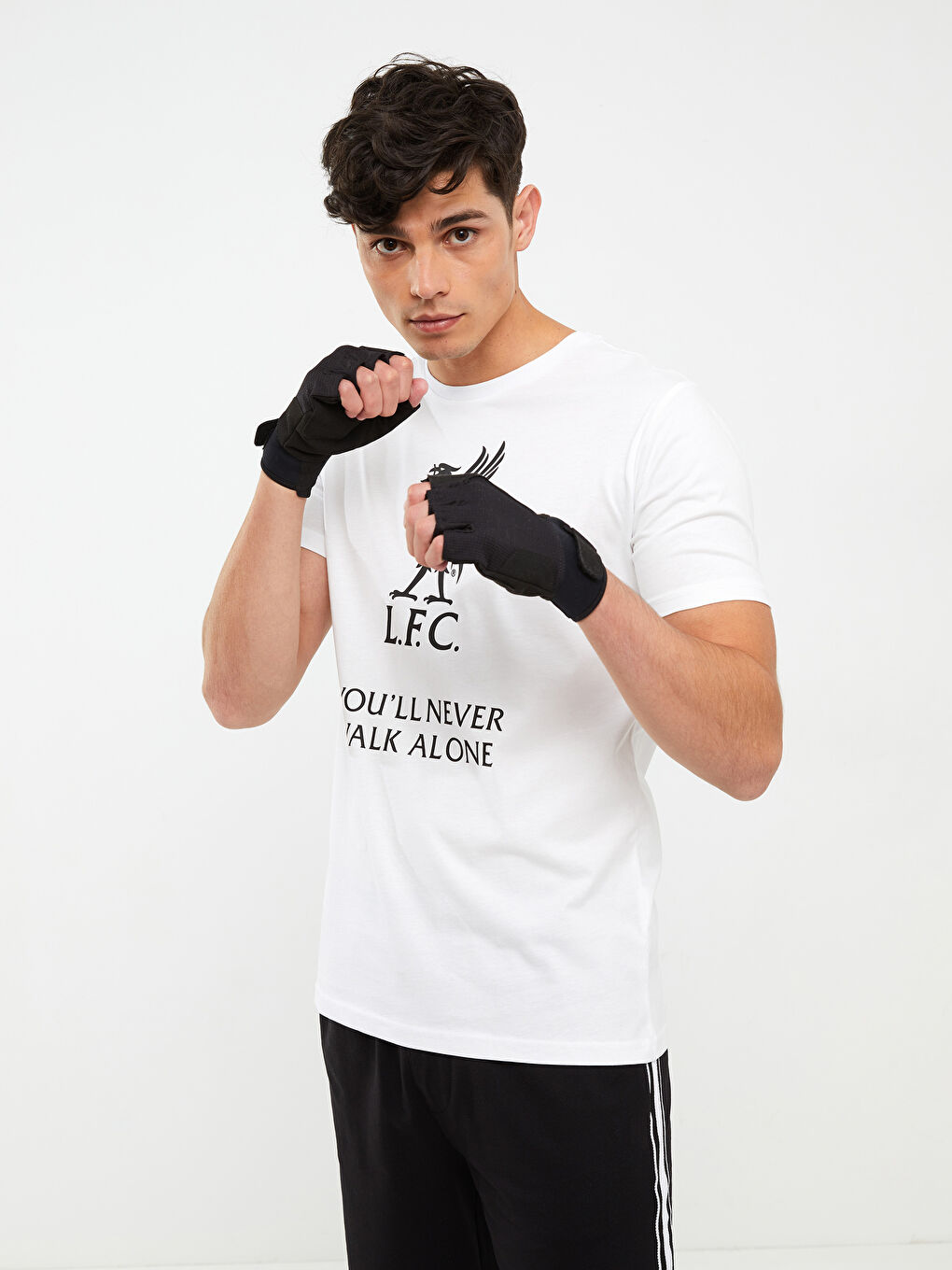 تيشيرت رياضي مطبوع ليفربول كم قصير برقبة دائرية للرجال