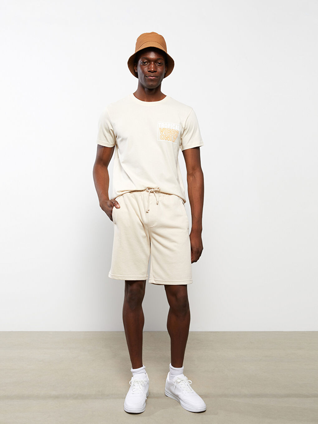 Bej Standart Kalıp Örme Erkek Şort