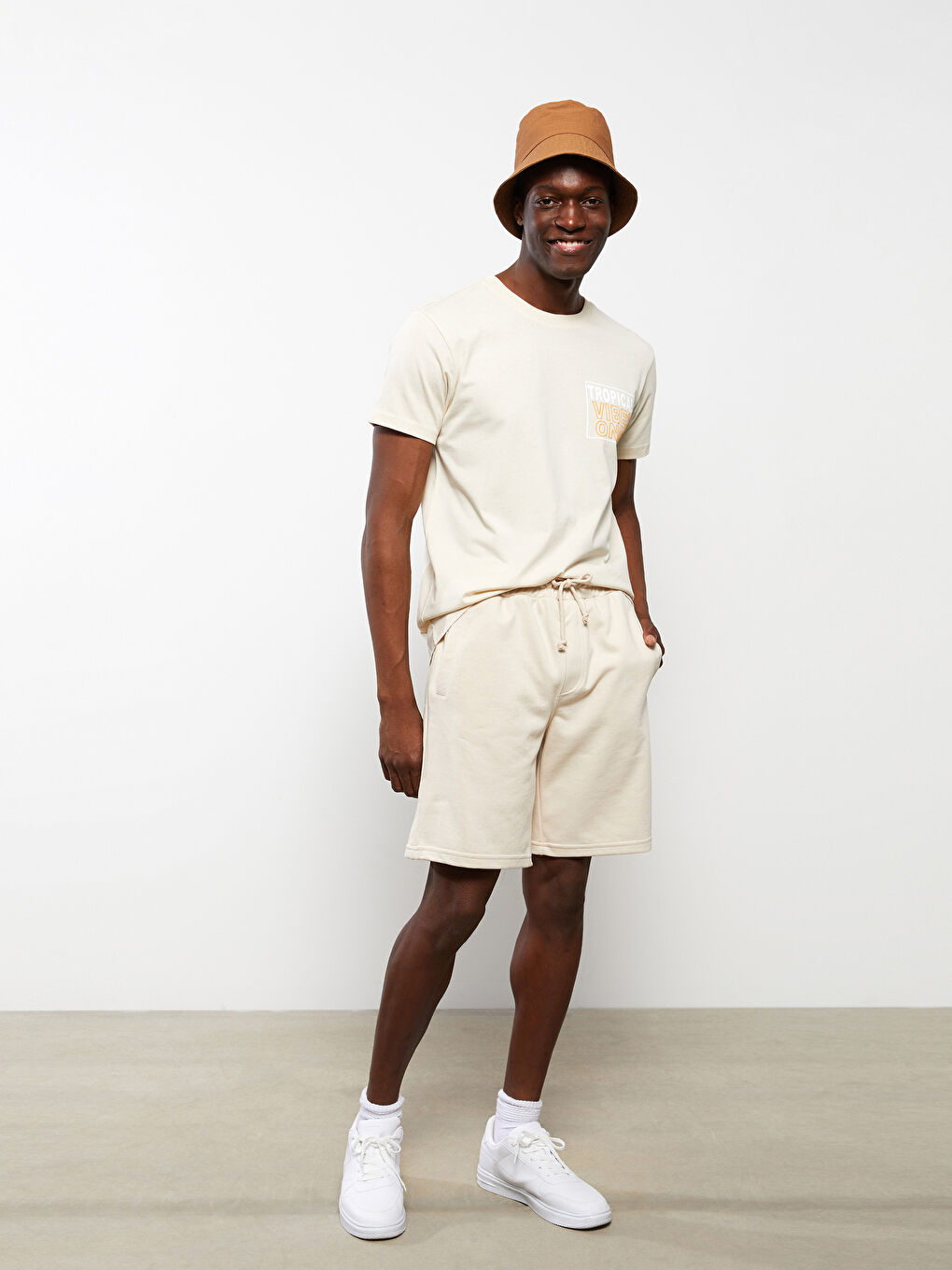 Bej Standart Kalıp Örme Erkek Şort-1