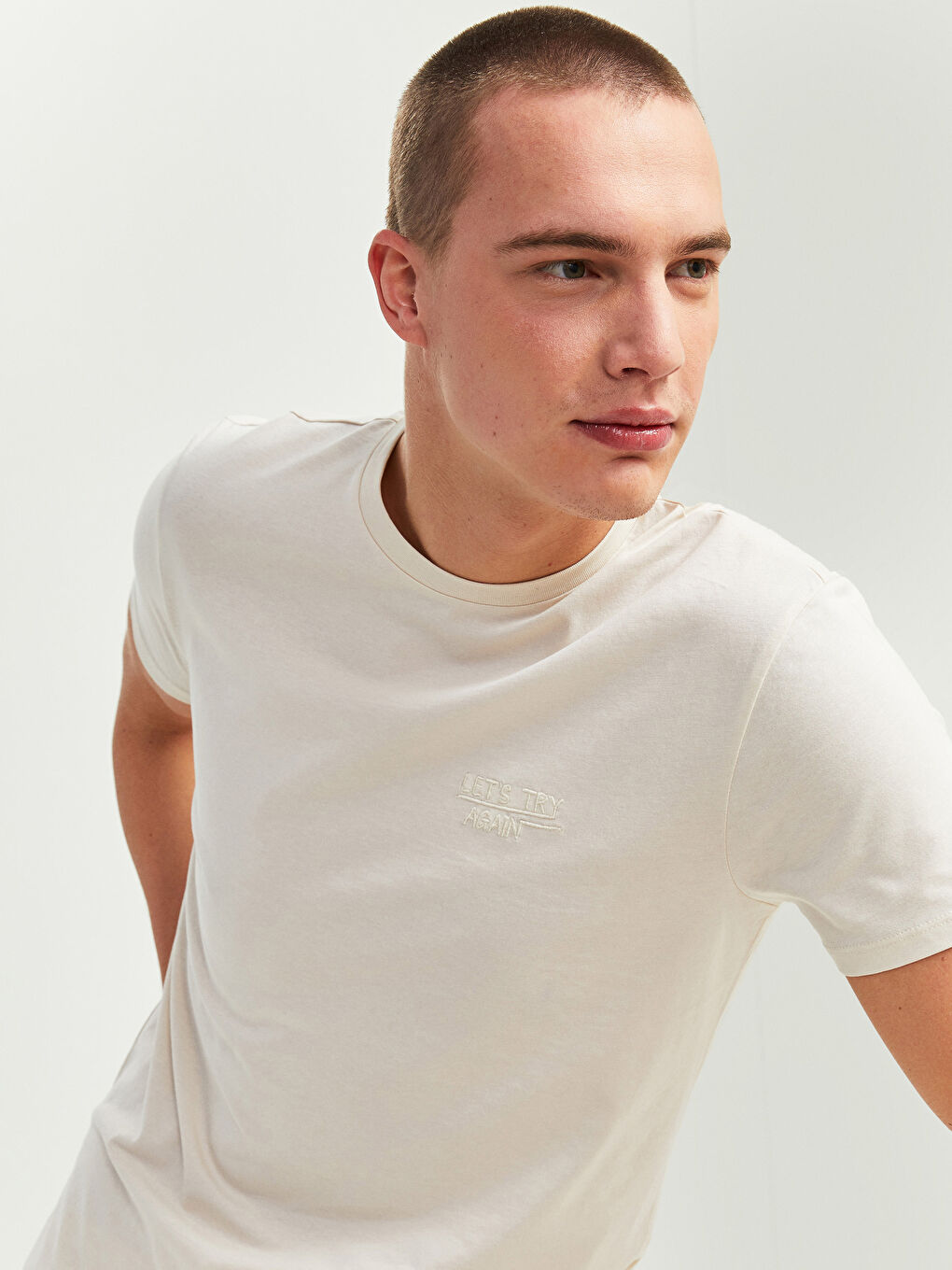 Bej Bisiklet Yaka Kısa Kollu Baskılı Penye Erkek Tişört