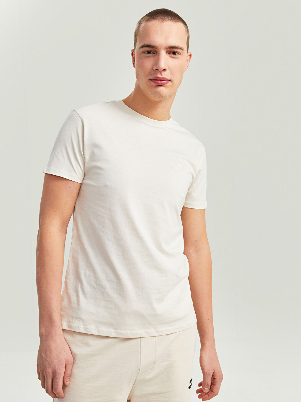 Bej Bisiklet Yaka Kısa Kollu Baskılı Penye Erkek Tişört-1