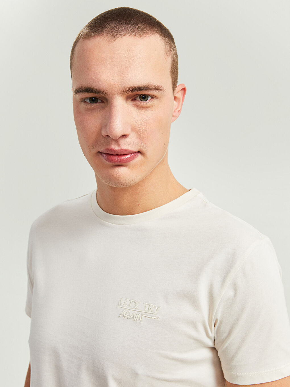 Bej Bisiklet Yaka Kısa Kollu Baskılı Penye Erkek Tişört-3