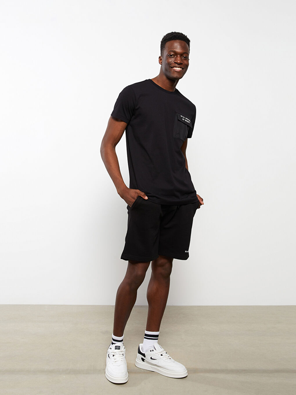 Siyah Bisiklet Yaka Kısa Kollu Baskılı Penye Erkek Tişört