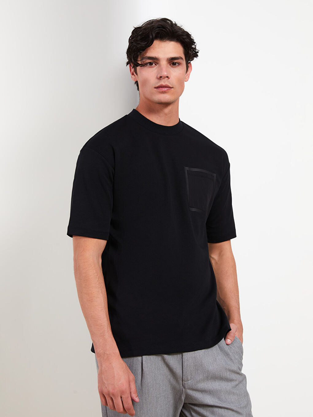 Siyah Bisiklet Yaka Kısa Kollu Erkek Tişört-2