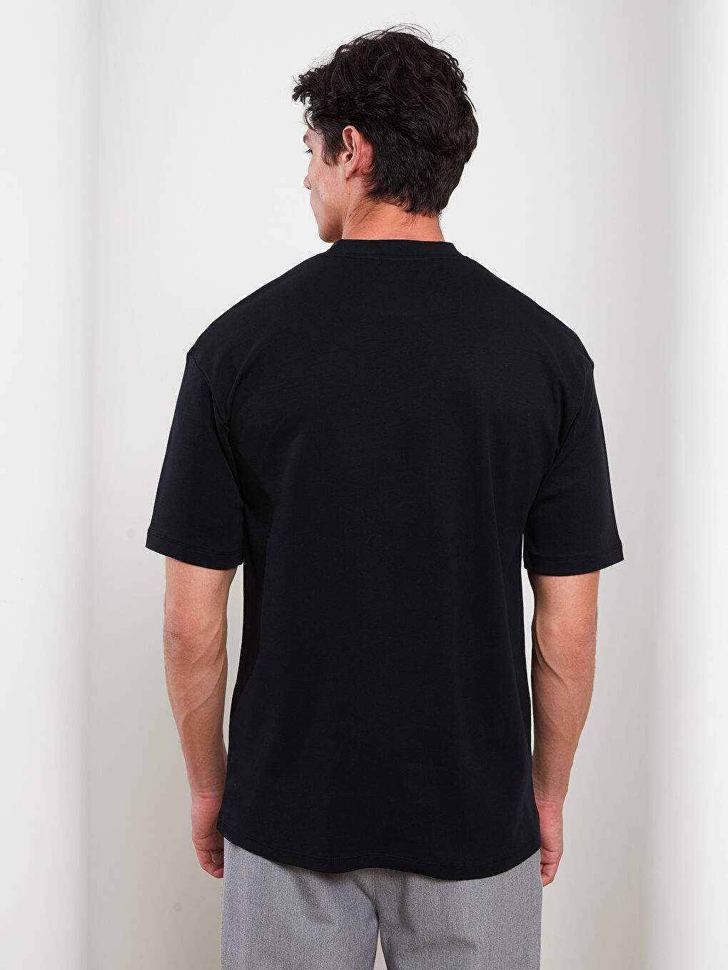 Siyah Bisiklet Yaka Kısa Kollu Erkek Tişört-4