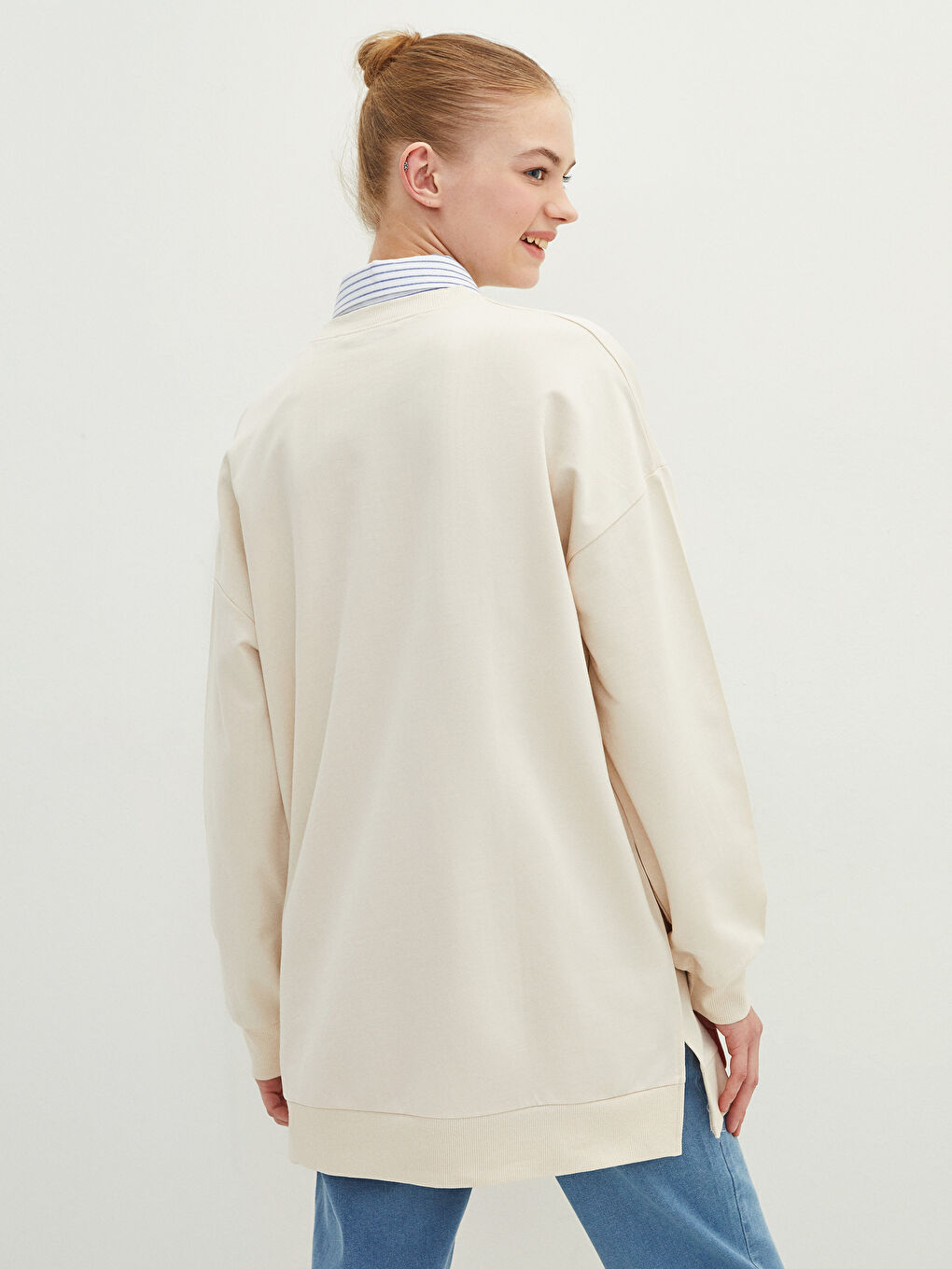 Bej Bisiklet Yaka Mickey Mouse Baskılı Uzun Kollu Oversize Pamuklu Kadın Sweatshirt Tunik-4