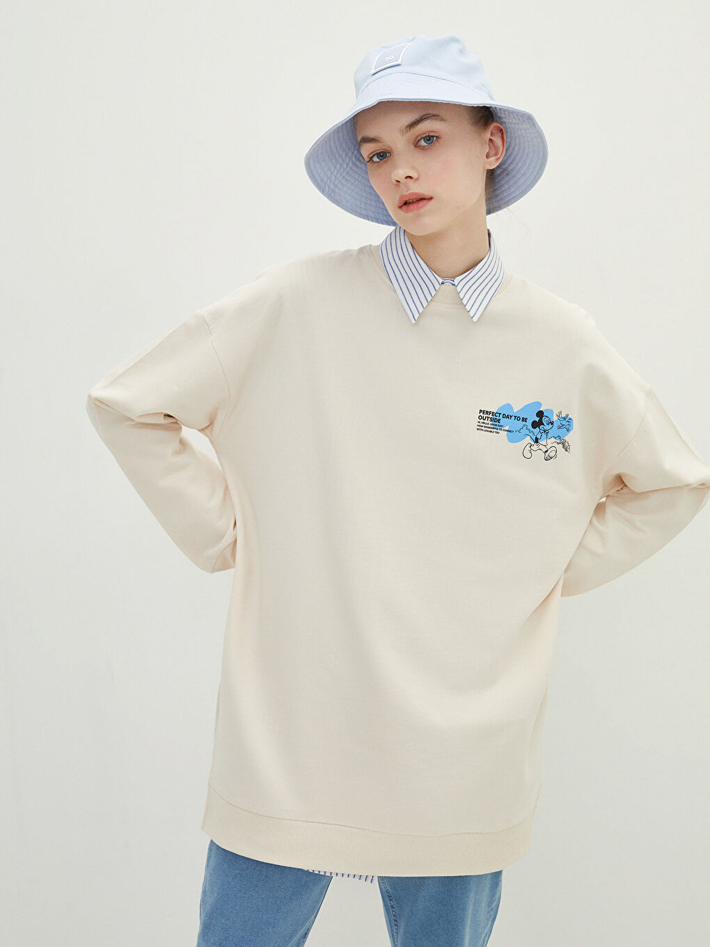 Bej Bisiklet Yaka Mickey Mouse Baskılı Uzun Kollu Oversize Pamuklu Kadın Sweatshirt Tunik