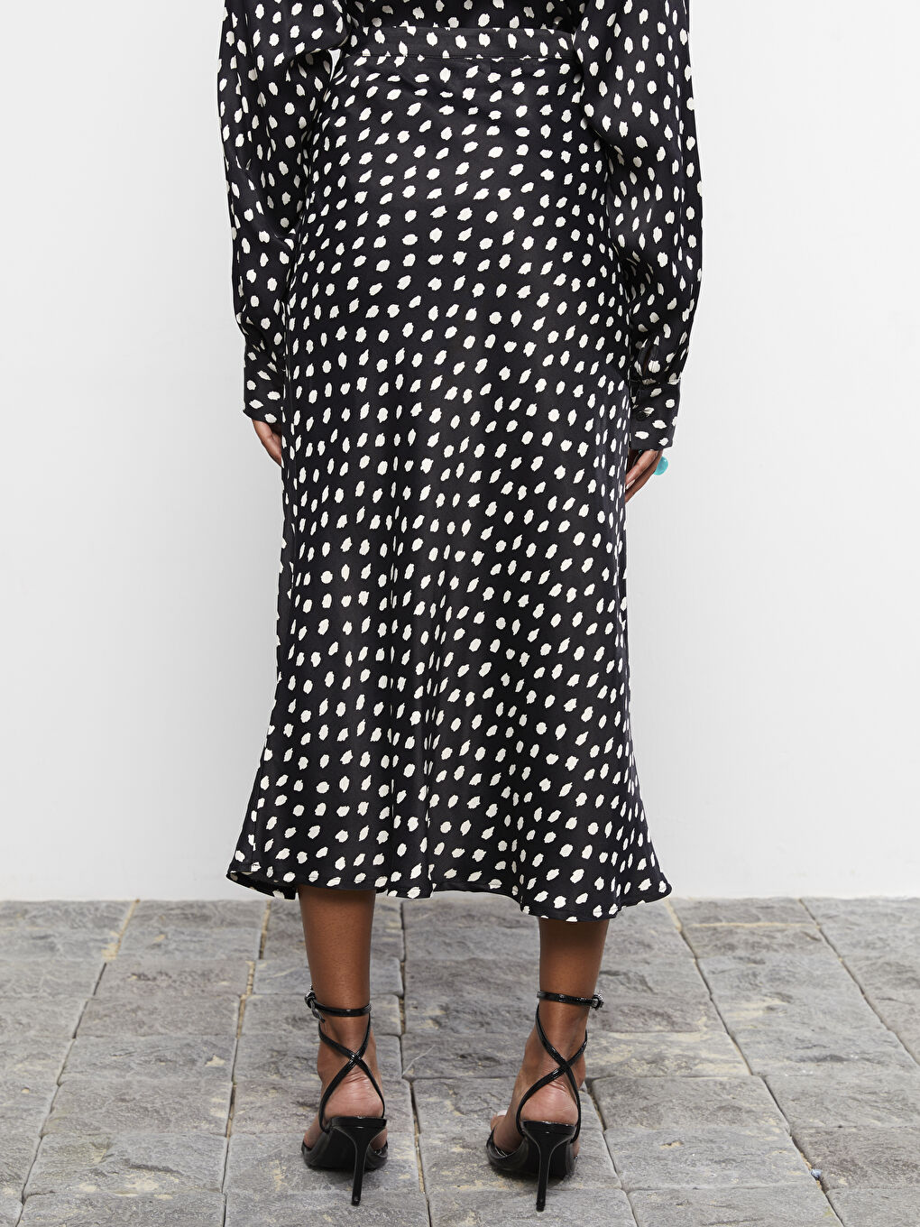 Siyah Standart Fit Desenli Saten Kadın Etek-6