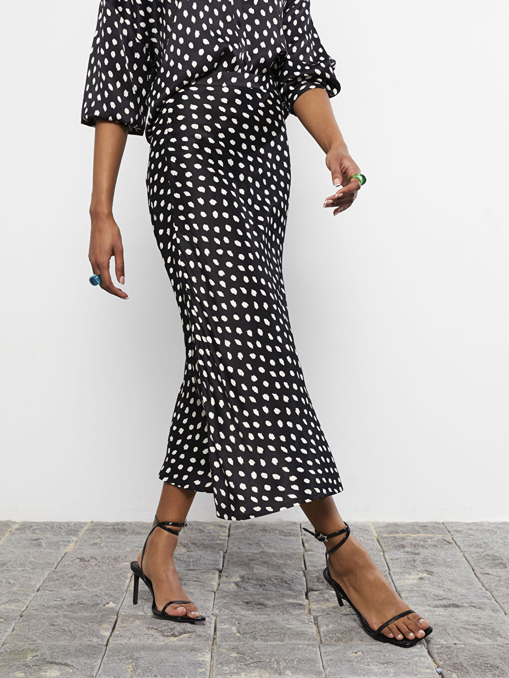 Siyah Standart Fit Desenli Saten Kadın Etek-3