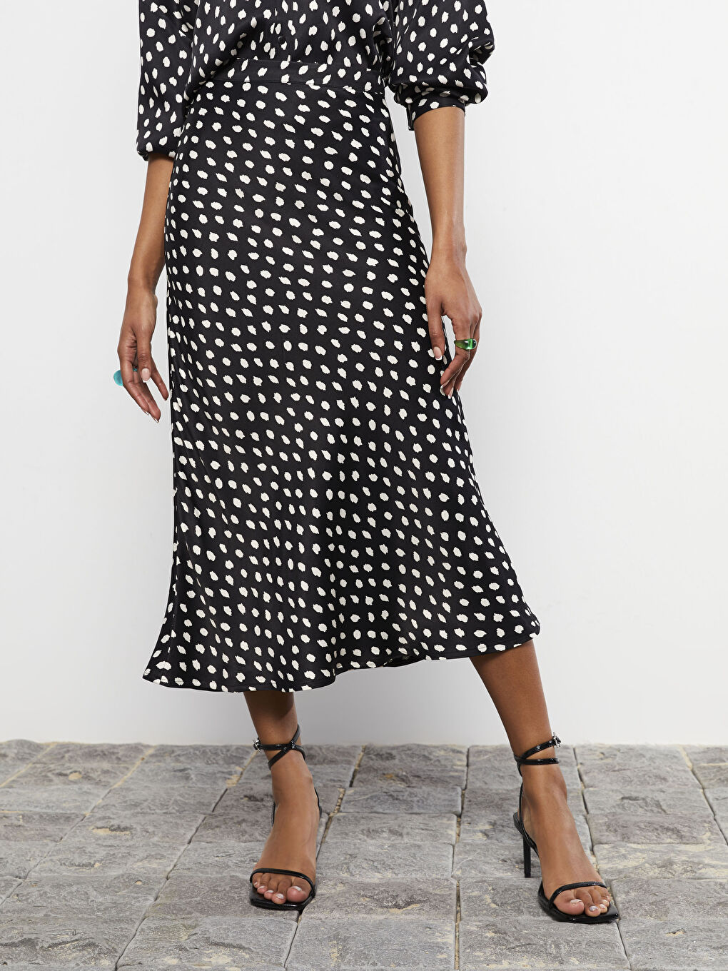 Siyah Standart Fit Desenli Saten Kadın Etek-5