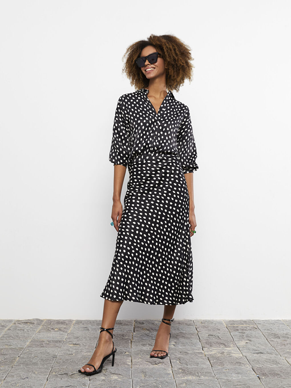 Siyah Standart Fit Desenli Saten Kadın Etek