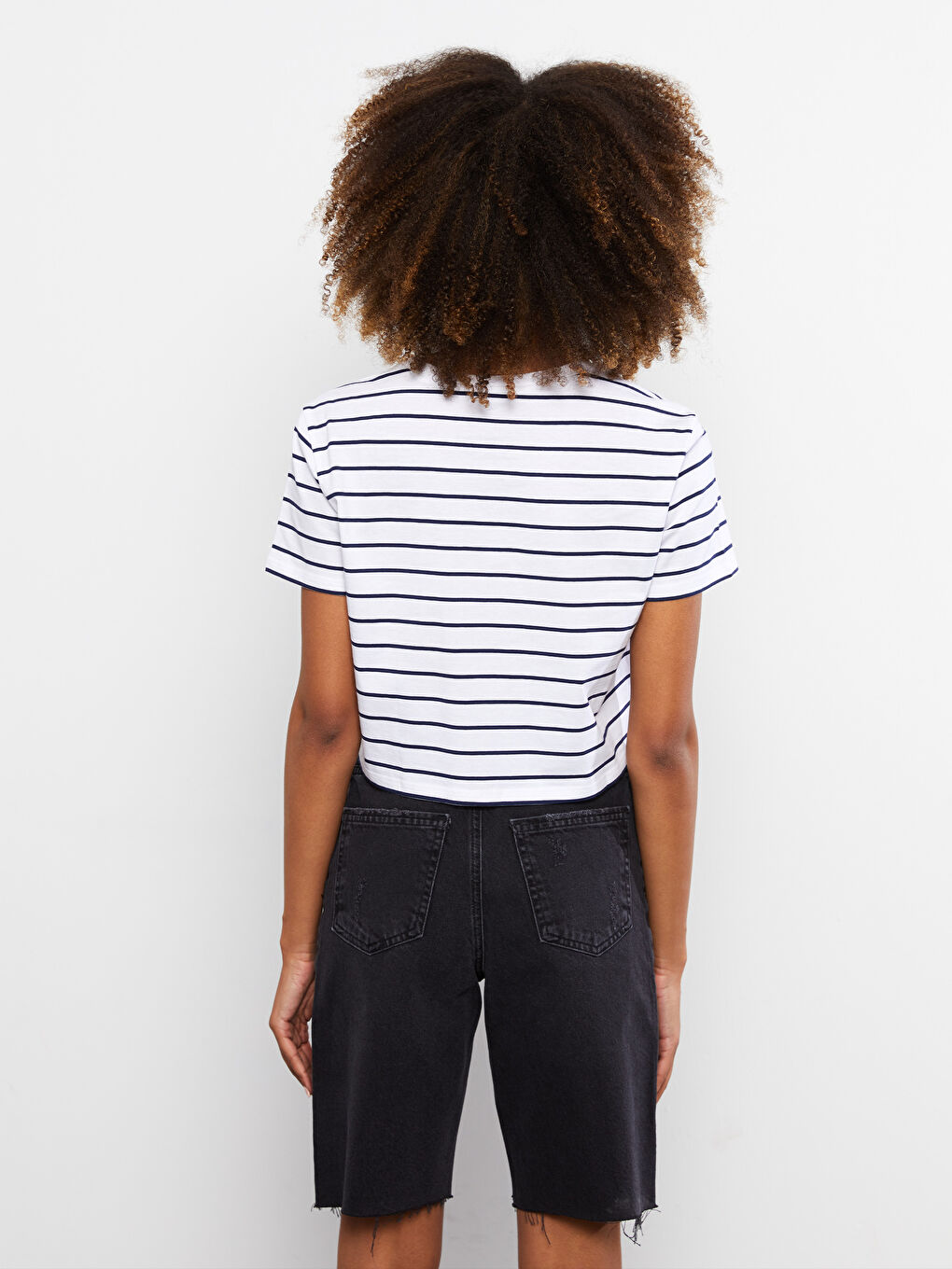 Әйелдерге арналған жолақты дөңгелек жағалы қысқа жең кроп-топ-3