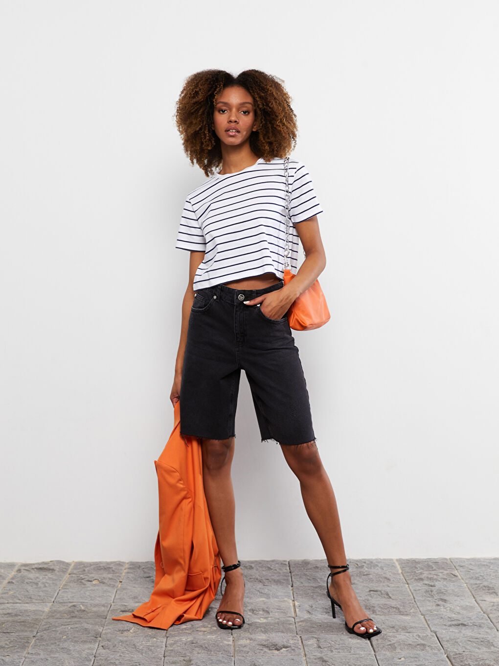 Әйелдерге арналған жолақты дөңгелек жағалы қысқа жең кроп-топ