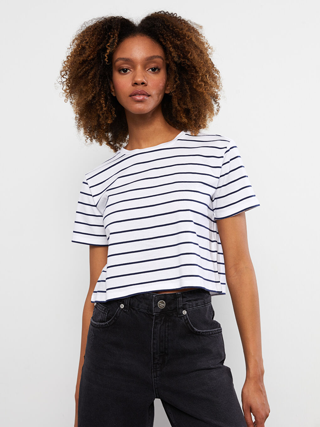 Әйелдерге арналған жолақты дөңгелек жағалы қысқа жең кроп-топ-1