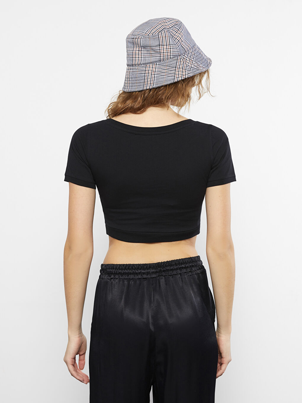 Siyah U Yaka Düz Kısa Kollu Kadın Crop-3